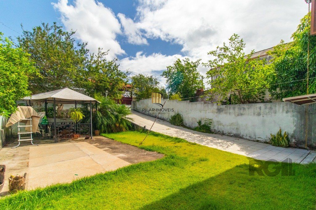 Casa com 3 dormitórios e 3 vagas no bairro Santa Tereza