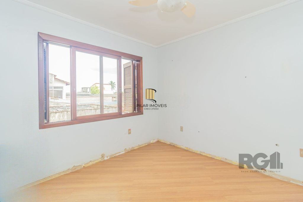 Casa com 240m², 3 dormitórios, 6 vagas no bairro Sarandi