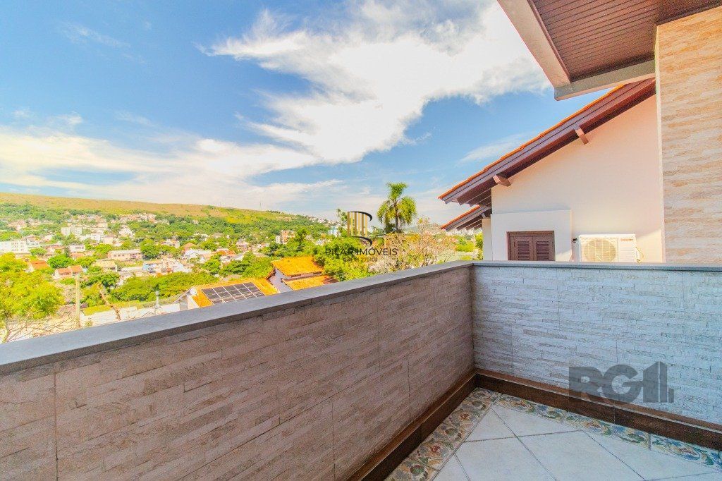 Linda casa de 04 dormitórios com vista livre no Bairro Teresópolis