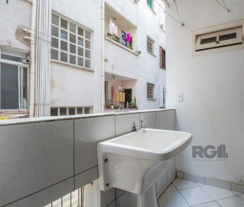 apartamento amplo e bem localizado de 2 dormitórios+dependência
