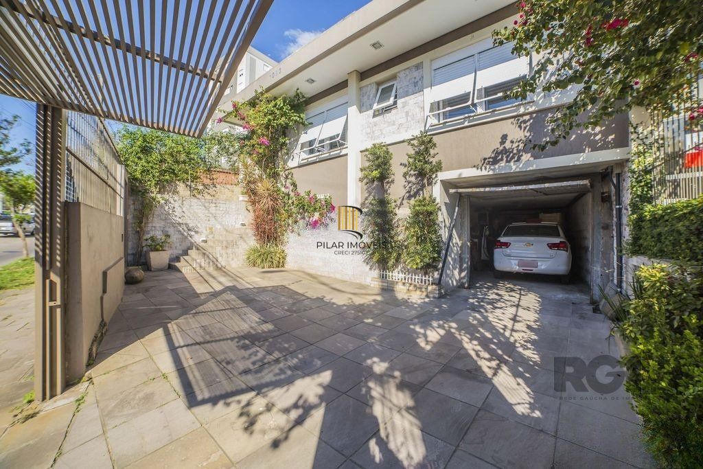 Casa de 4 dormitórios no bairro Glória