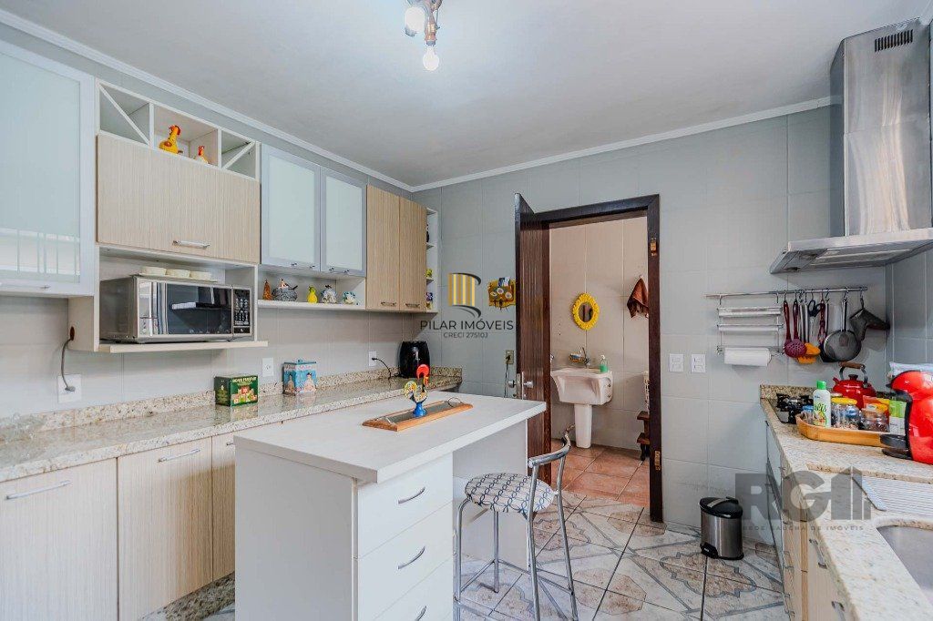 Casa com 234m², 3 dormitórios, 3 vagas no bairro Partenon