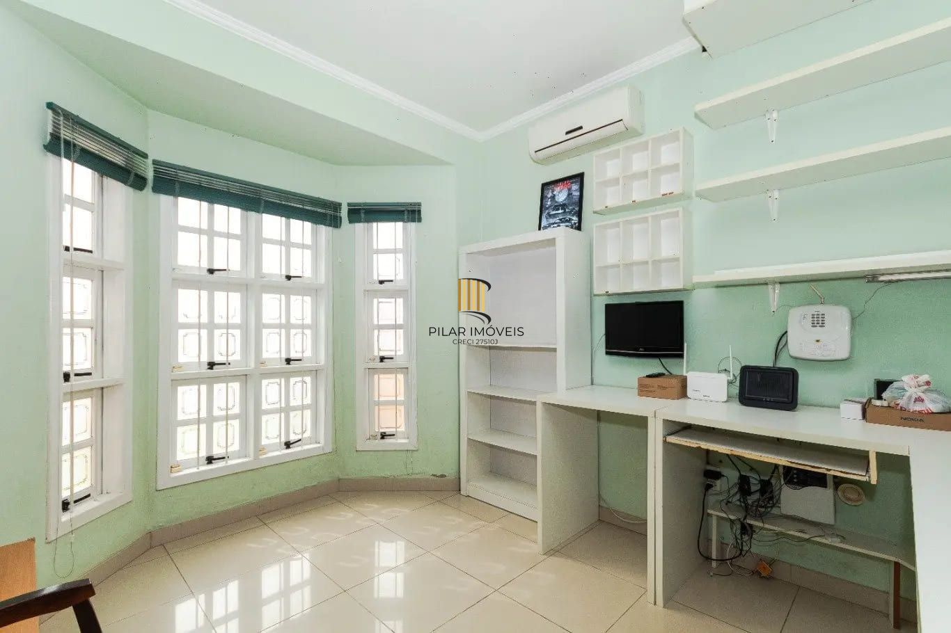 Casa com 3 dormitórios e 223m² à venda em Parque Santa Fé, Porto Alegre.