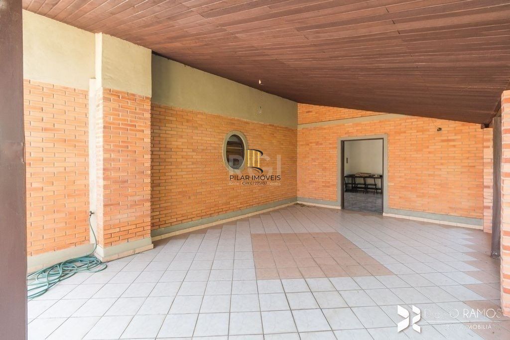 Lindo sobrado com 347m2 de área construída,  5 vagas, espaço de lazer com vista panorâmica.
