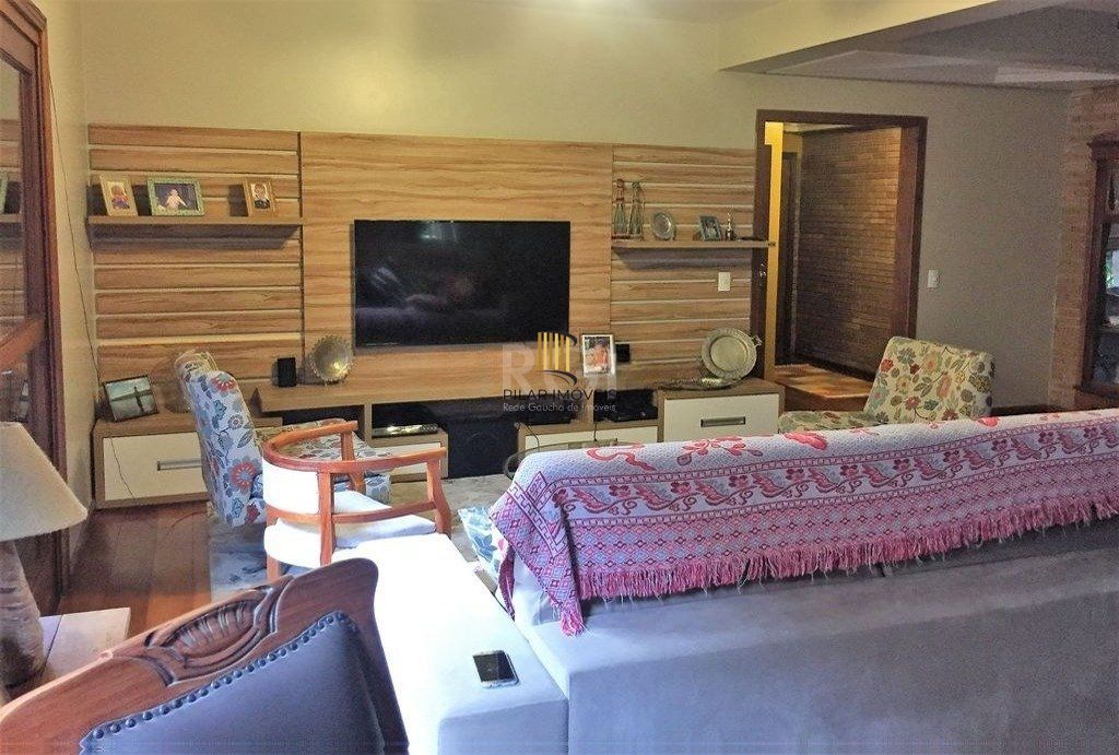 Casa de 270m² - 3 dormitórios, 1 suíte, churrasqueira, pátio e 3 vagas de garagem
