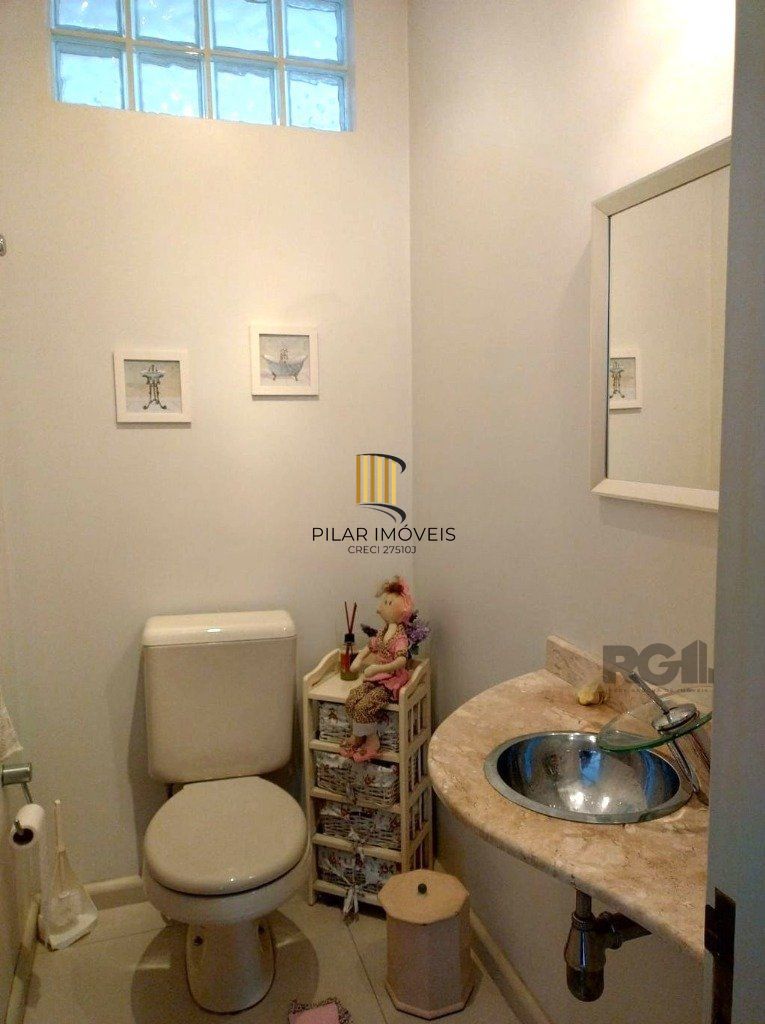 Casa de 307m² - 3 dormitórios, piscina, 4 vagas no bairro Espírito Santo