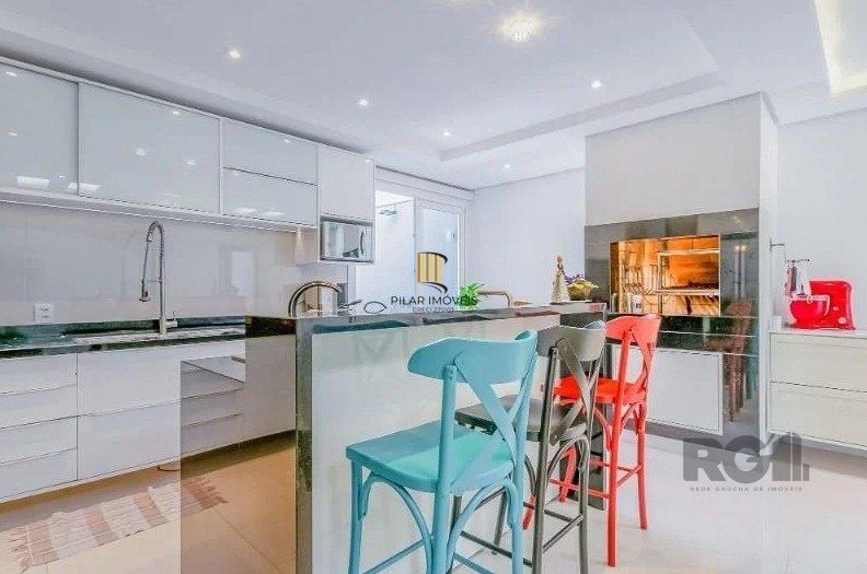Casa 221m² - 3 dormitórios, 1 suíte, 4 vagas de garagem no bairro Vila Assunção