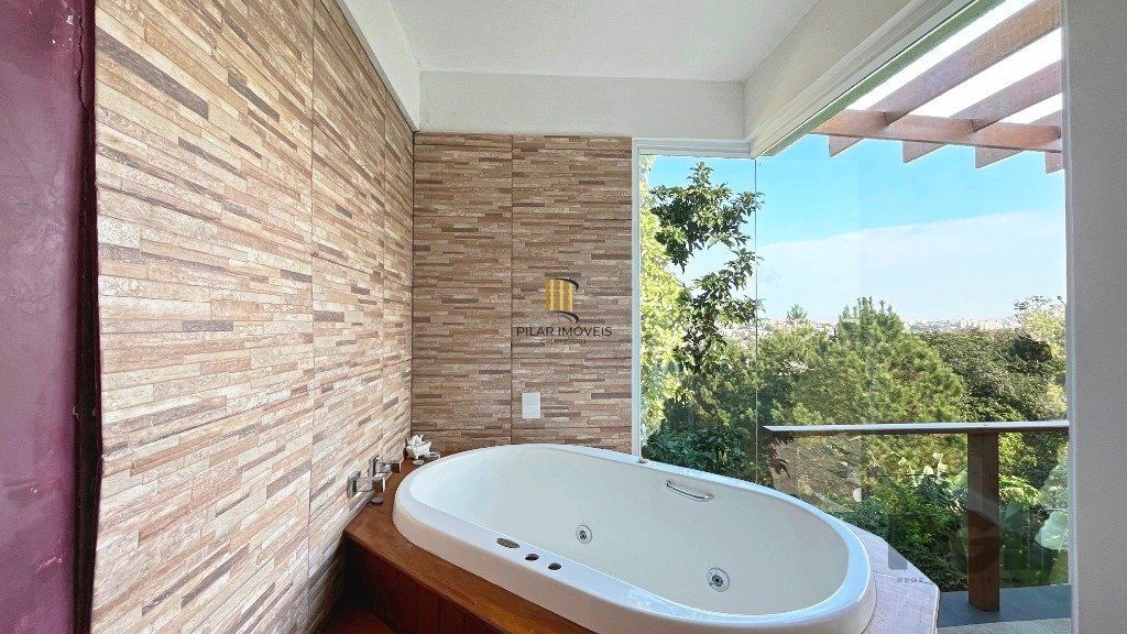 Excelente casa 03 dormitórios sendo 01 suíte com jacuzzi, 03 banheiros,  03 vagas, próxima a Av. Vicente Montéggia