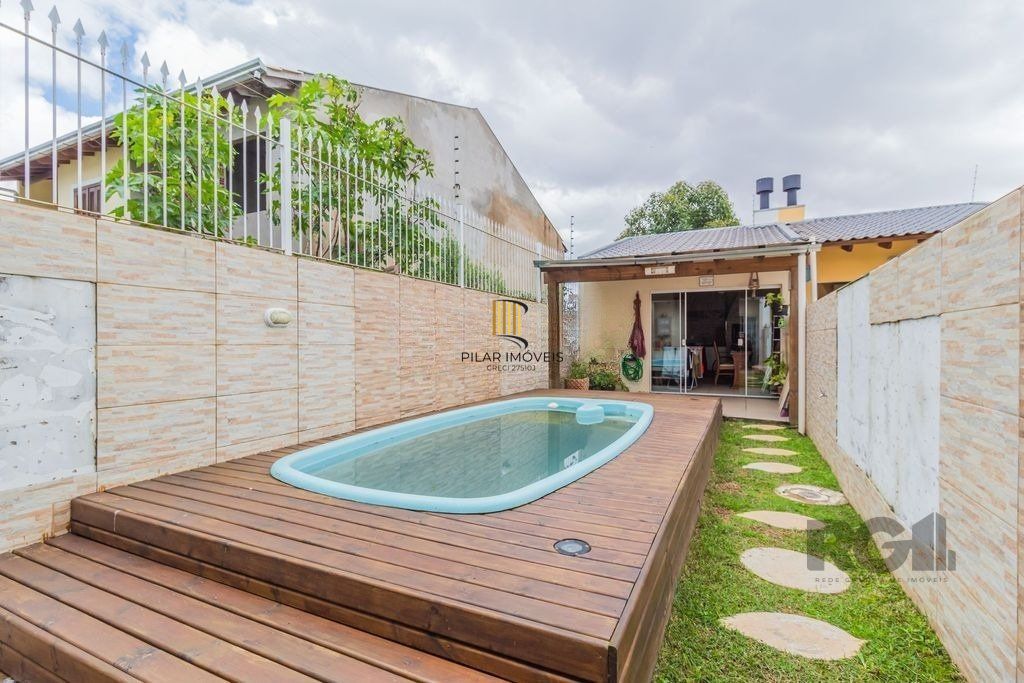 Casa de 3 dormitórios no bairro Guarujá