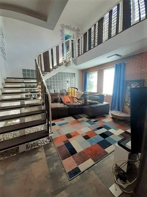Casa com 233m², 2 dormitórios sendo 1 suíte, living com lareira, espaço gourmet com churrasqueira, pátio e 2 vagas de garagem no bairro Sarandi