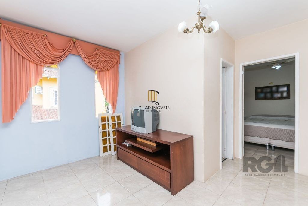 Casa 381m² - 5 dormitórios, 1 suíte, piscina e 6 vagas no bairro São Sebastião