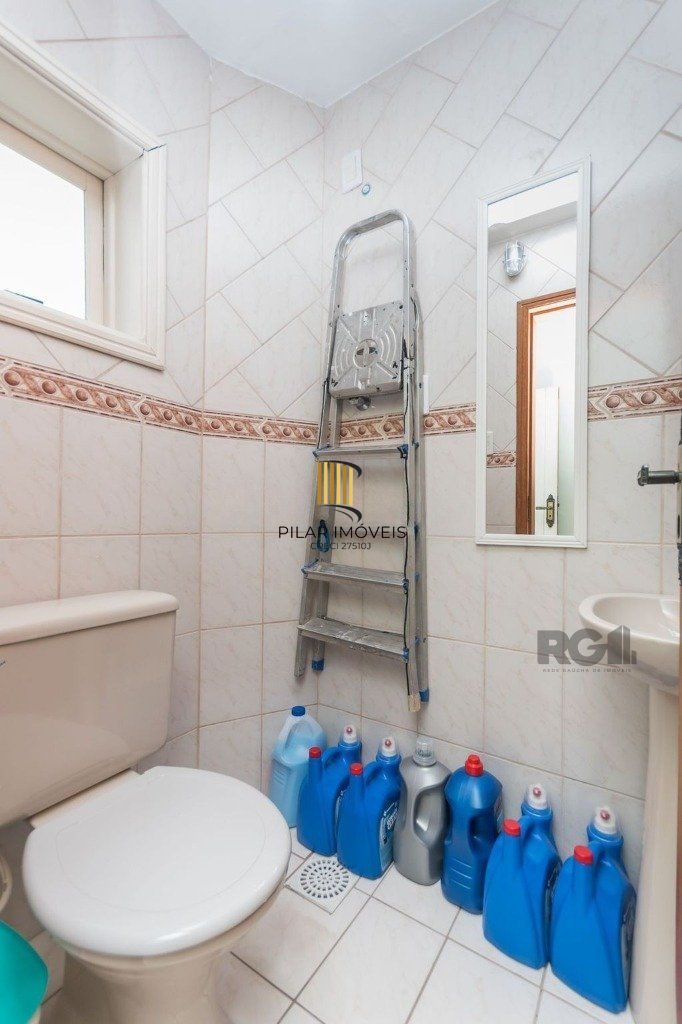 Casa 381m² - 5 dormitórios, 1 suíte, piscina e 6 vagas no bairro São Sebastião