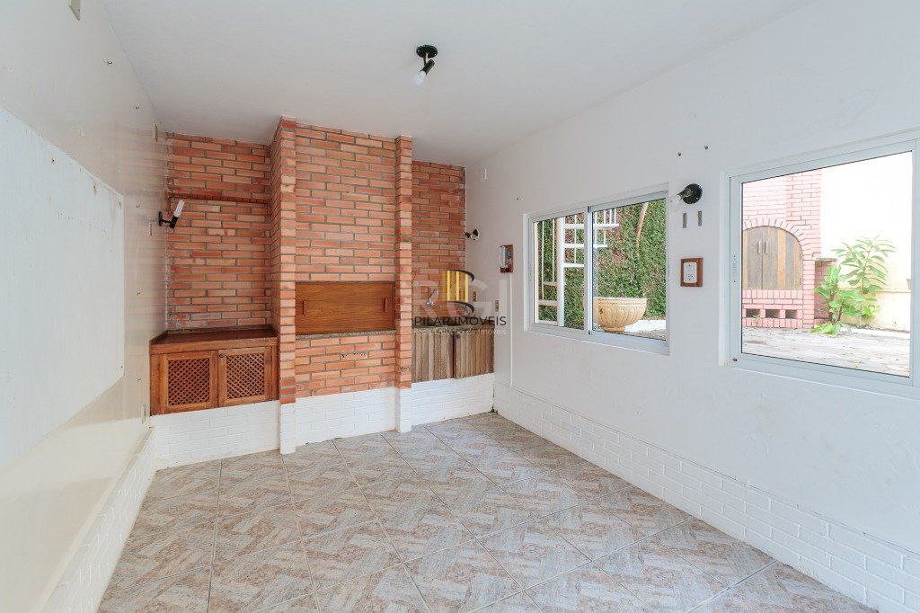 Casa 3 dormitórios com uma 1 suite, 2 banheiros, terraço, bem iluminada. Próxima ao Shopping Boubon Teresópilis