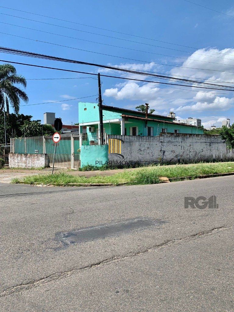 Casa 3 dormitórios no bairro Glória