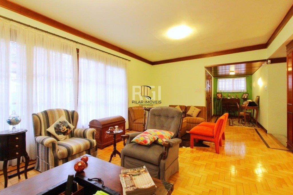 Casa para Venda - 250m², 3 dormitórios, 1 vaga - Teresópolis