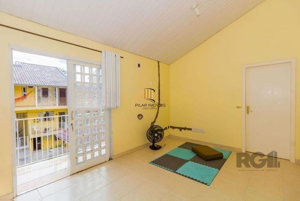 São duas casas no mesmo pátio, com 308,22m² de área construída. Próxima a Av. Teresópolis.