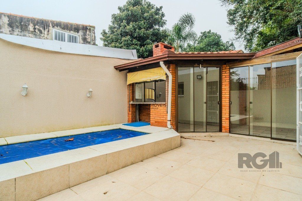 Casa de 214m² com 4 dormitórios, 1 suíte, piscina e 2 vagas no bairro Teresópolis