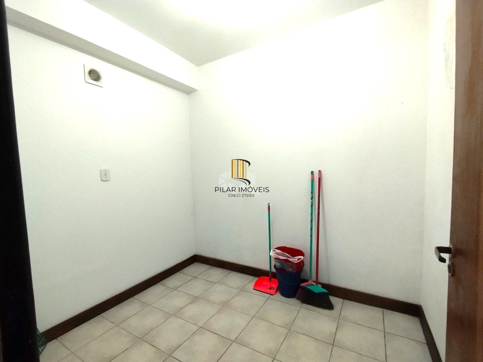 CONJUNTO COMERCIAL PODENDO FACILMENTE SER TRANSFORMADO EM APTO GARDEN