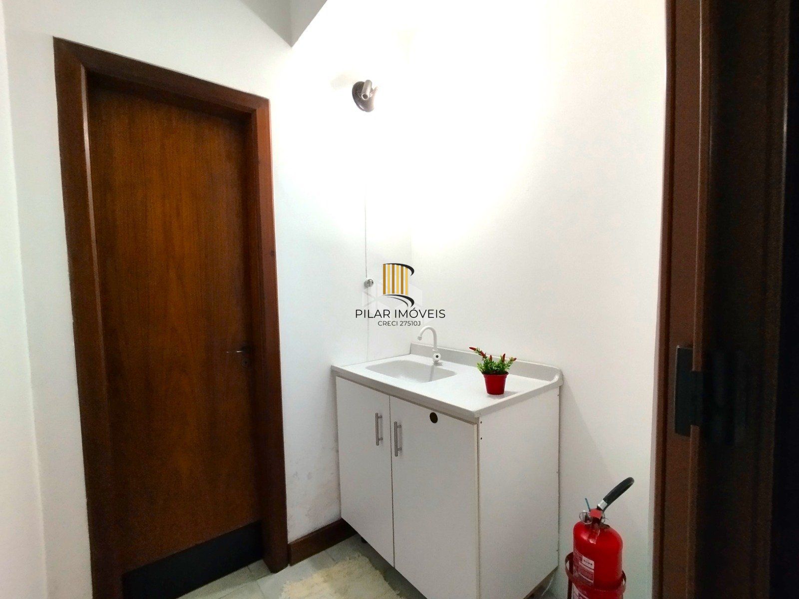CONJUNTO COMERCIAL PODENDO FACILMENTE SER TRANSFORMADO EM APTO GARDEN