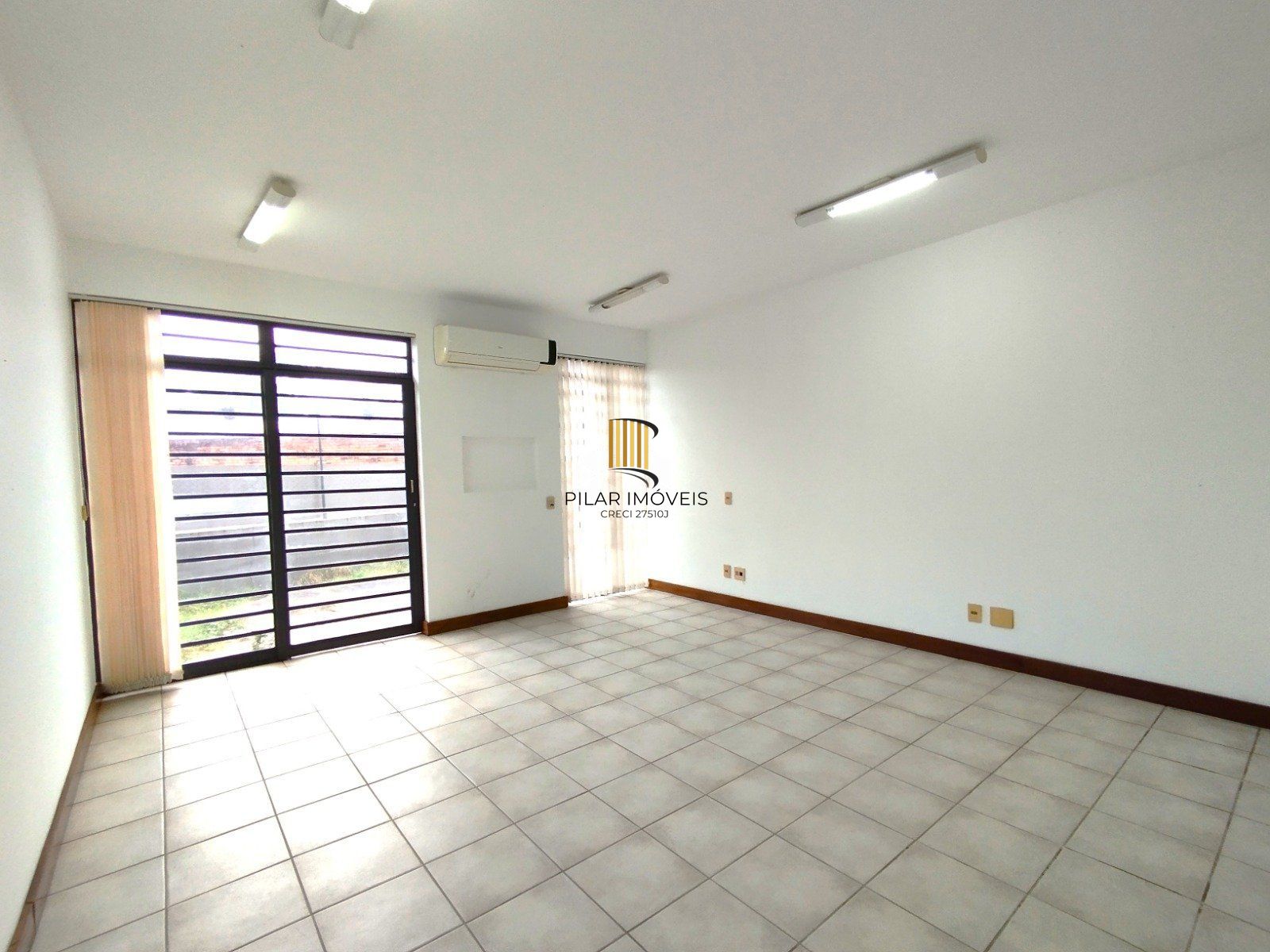 CONJUNTO COMERCIAL PODENDO FACILMENTE SER TRANSFORMADO EM APTO GARDEN