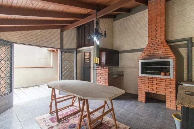 Venda de Casa 3 Dormitórios com Suíte e Churrasqueira no Partenon
