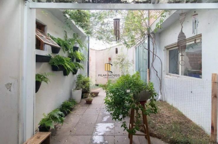 Venda de Casa 3 Dormitórios com Suíte e Churrasqueira no Partenon