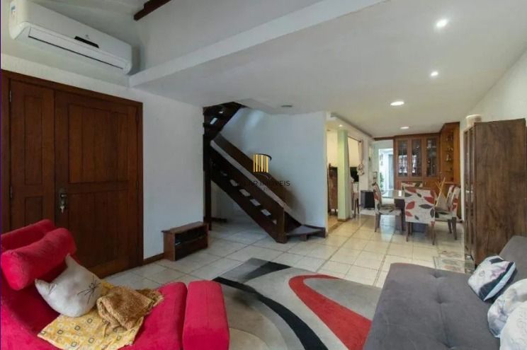 Venda de Casa 3 Dormitórios com Suíte e Churrasqueira no Partenon
