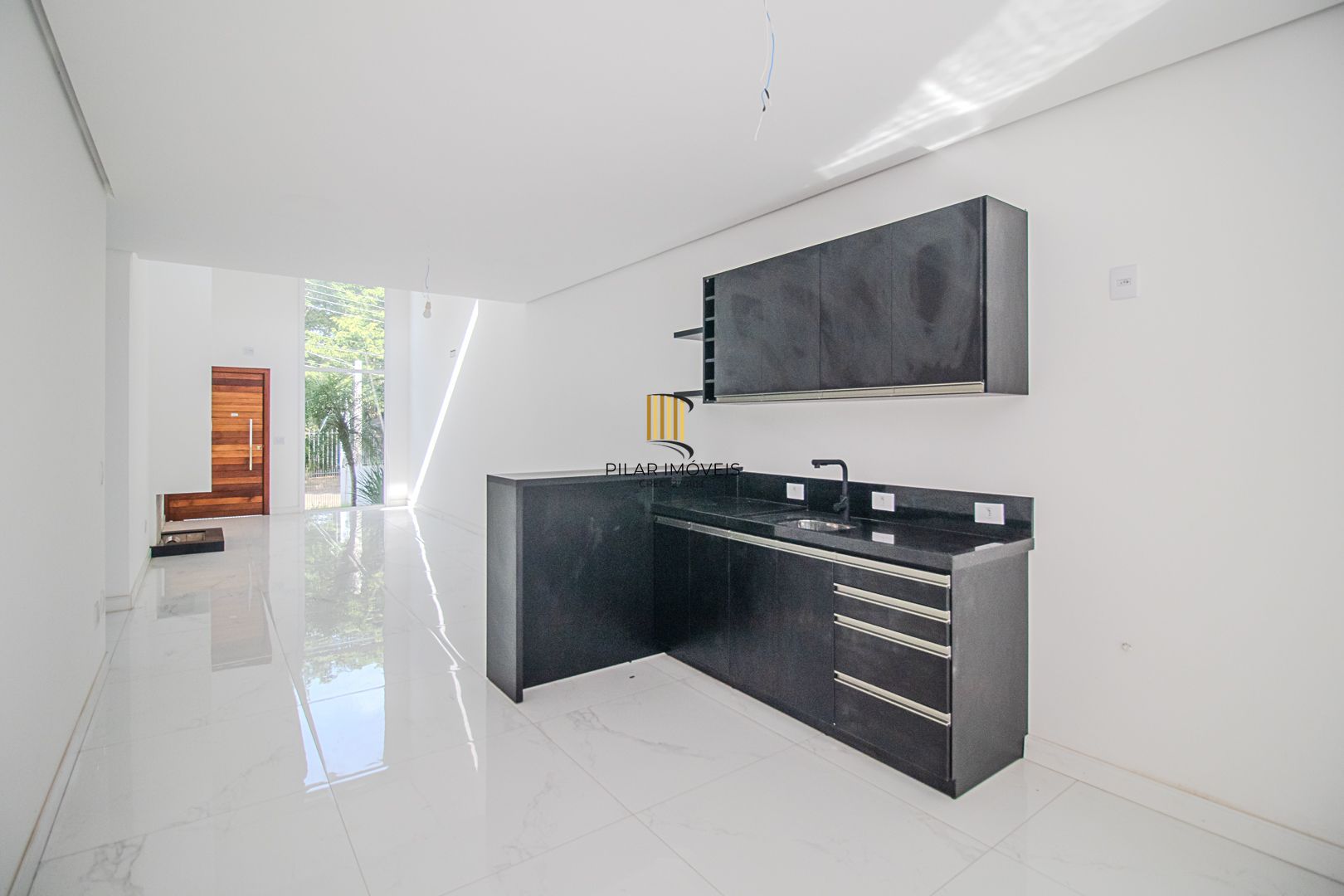 Venda de Casa Nova com Suíte, Churrasqueira e Garagem