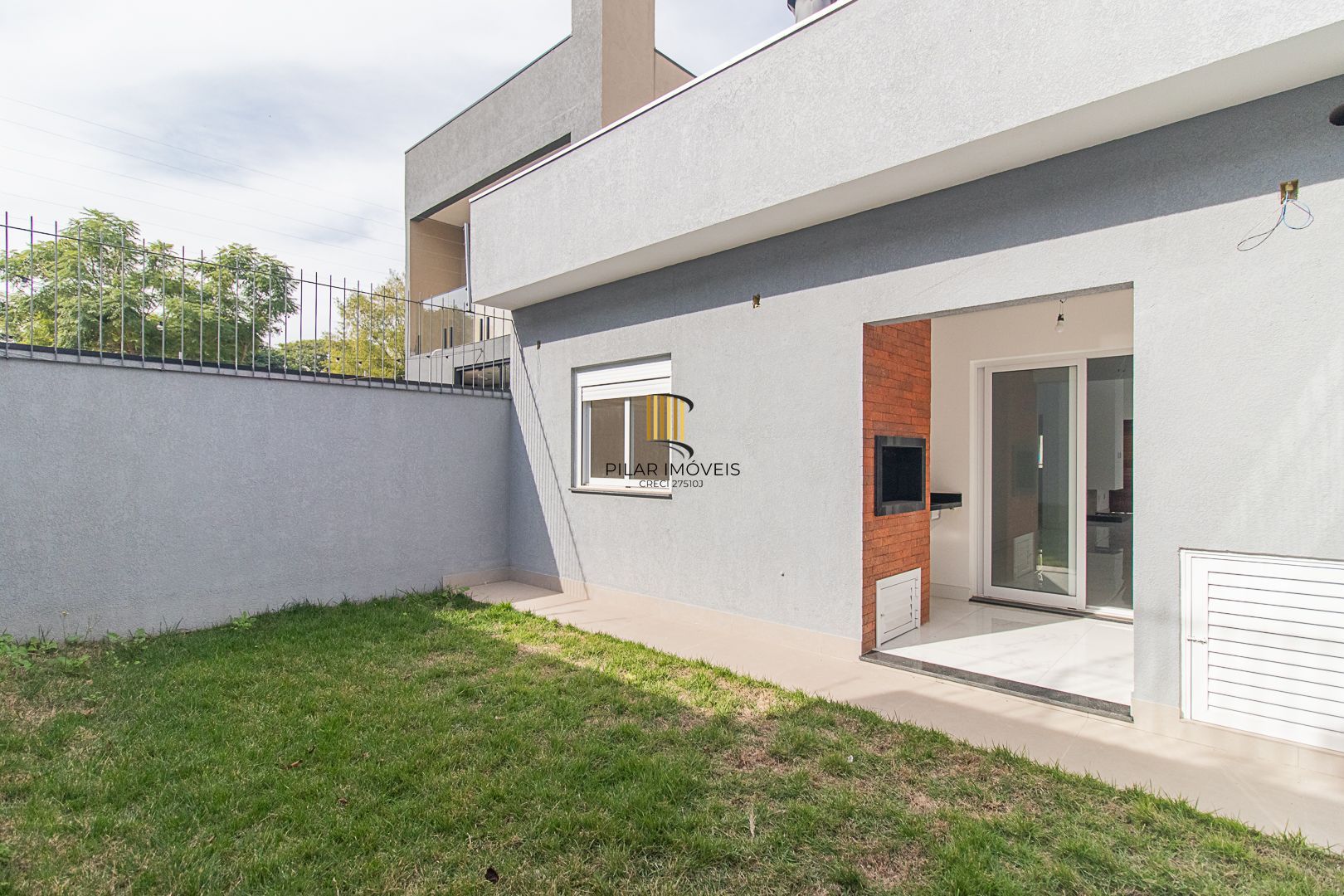 Venda de Casa Nova com Suíte, Churrasqueira e Garagem