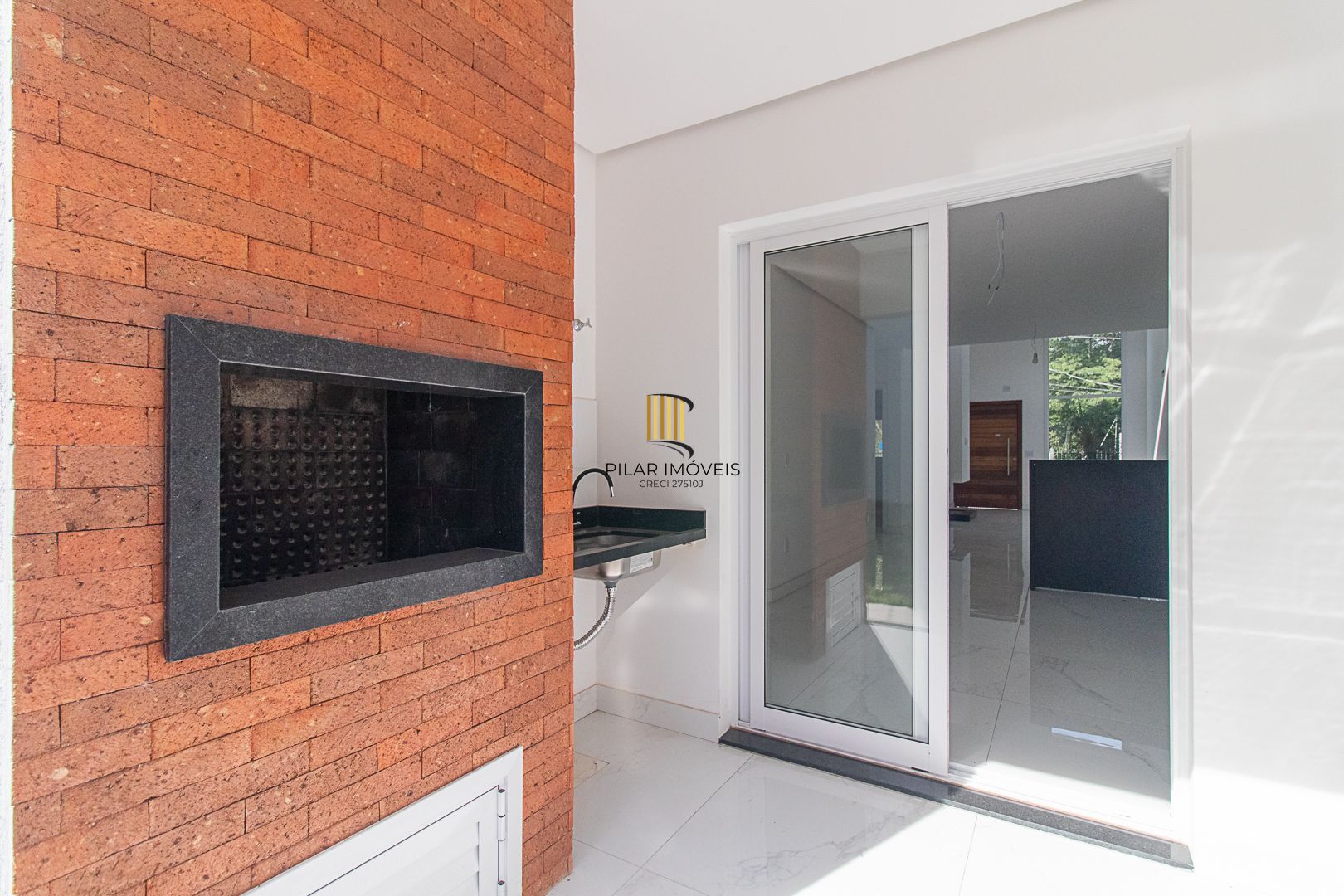 Venda de Casa Nova com Suíte, Churrasqueira e Garagem