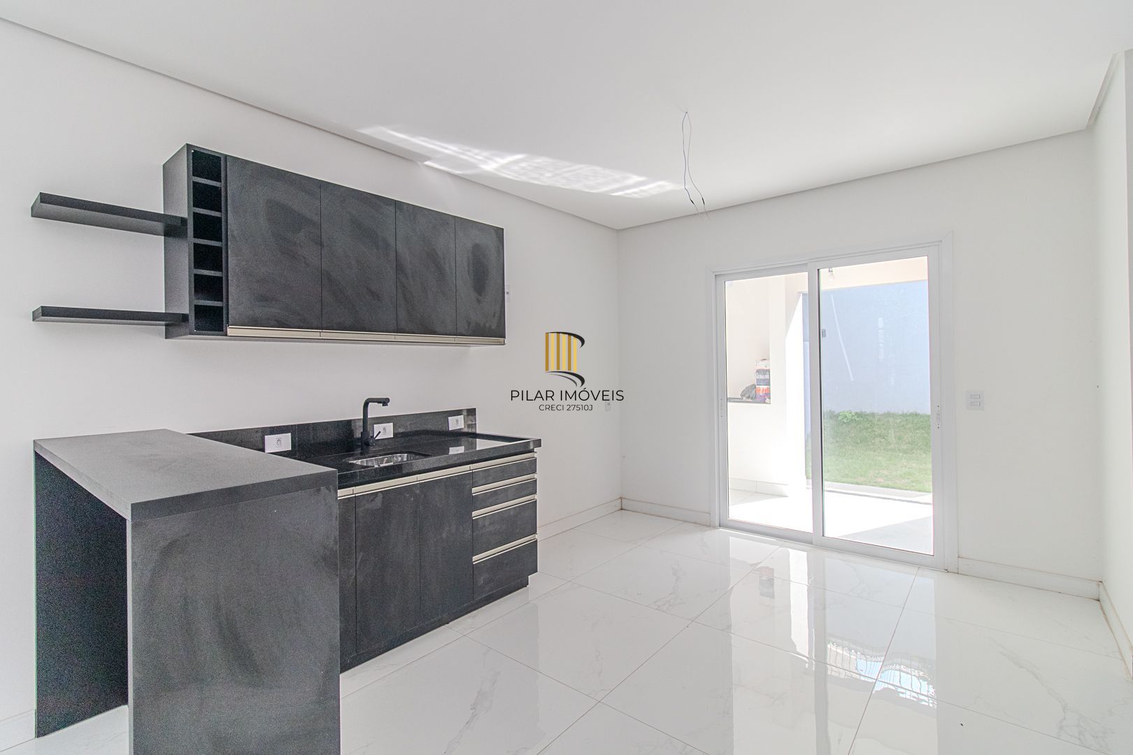 Venda de Casa Nova com Suíte, Churrasqueira e Garagem
