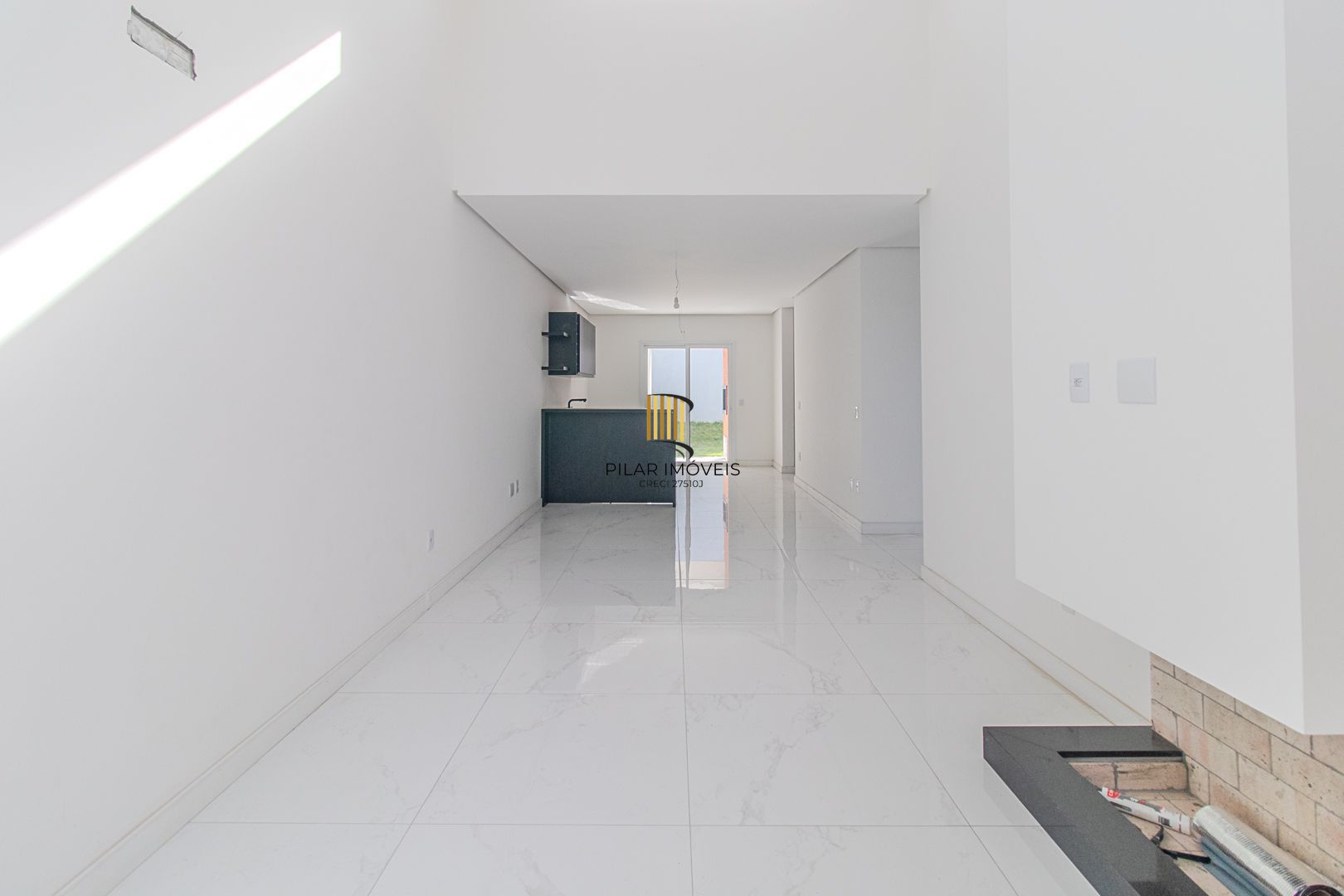 Venda de Casa Nova com Suíte, Churrasqueira e Garagem