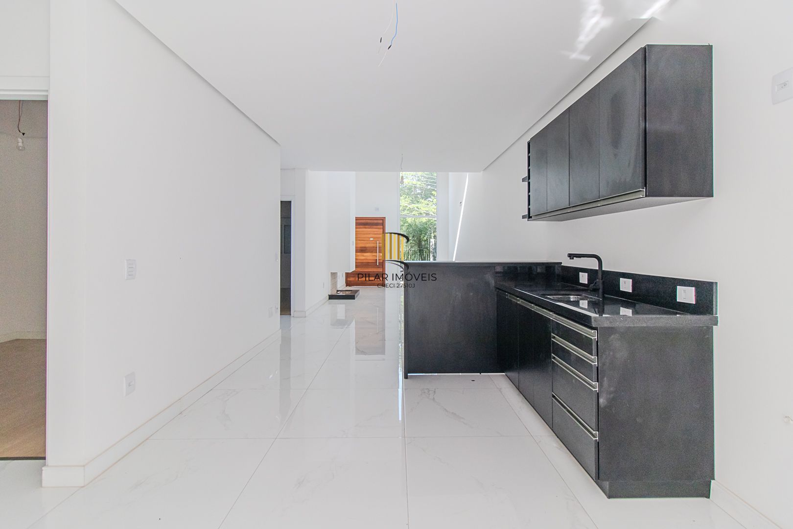 Venda de Casa Nova com Suíte, Churrasqueira e Garagem