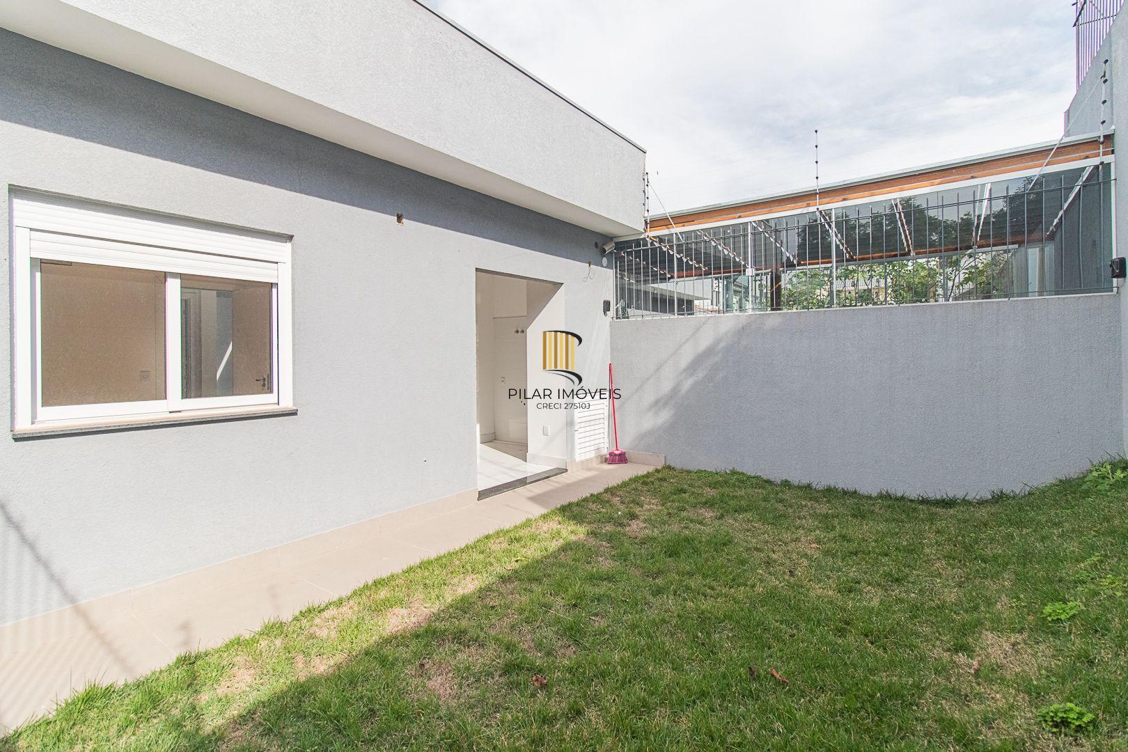 Venda de Casa Nova com Suíte, Churrasqueira e Garagem