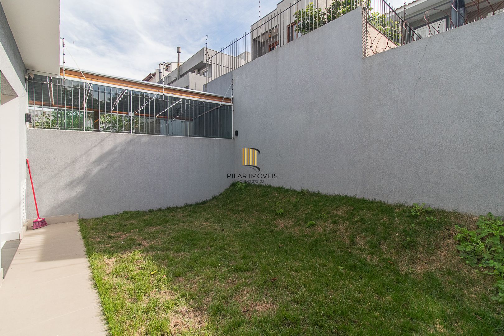 Venda de Casa Nova com Suíte, Churrasqueira e Garagem