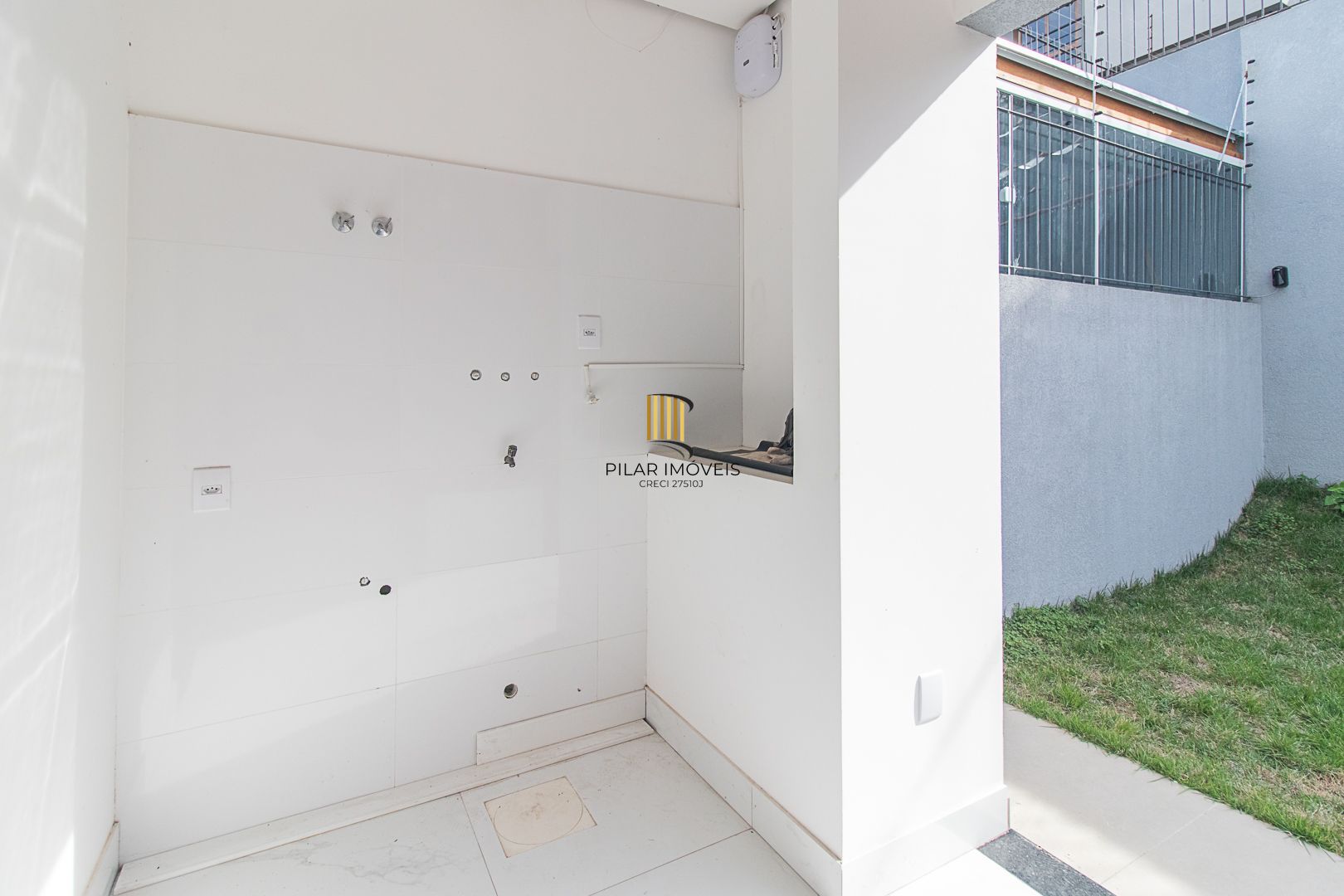 Venda de Casa Nova com Suíte, Churrasqueira e Garagem