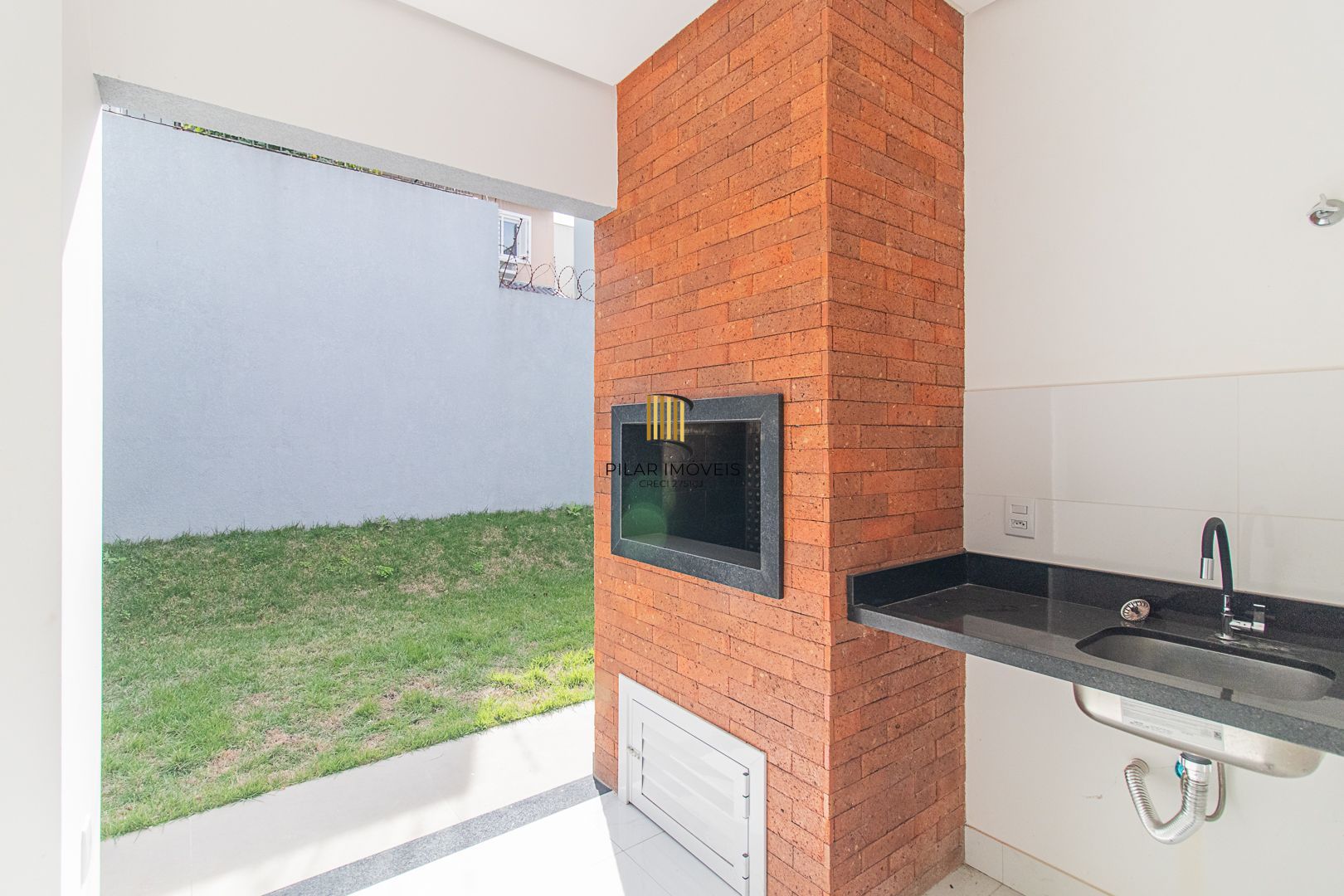 Venda de Casa Nova com Suíte, Churrasqueira e Garagem