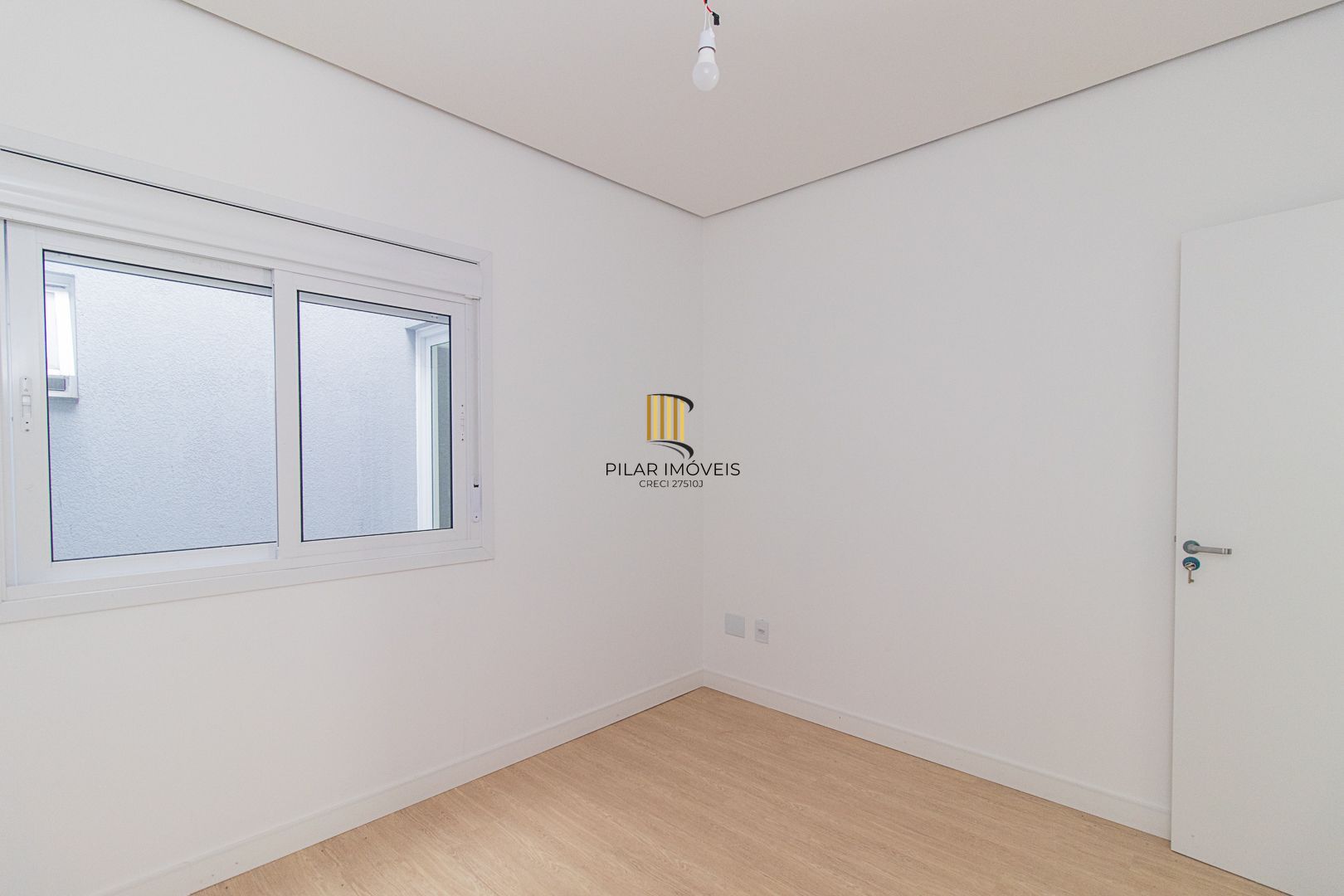 Venda de Casa Nova com Suíte, Churrasqueira e Garagem
