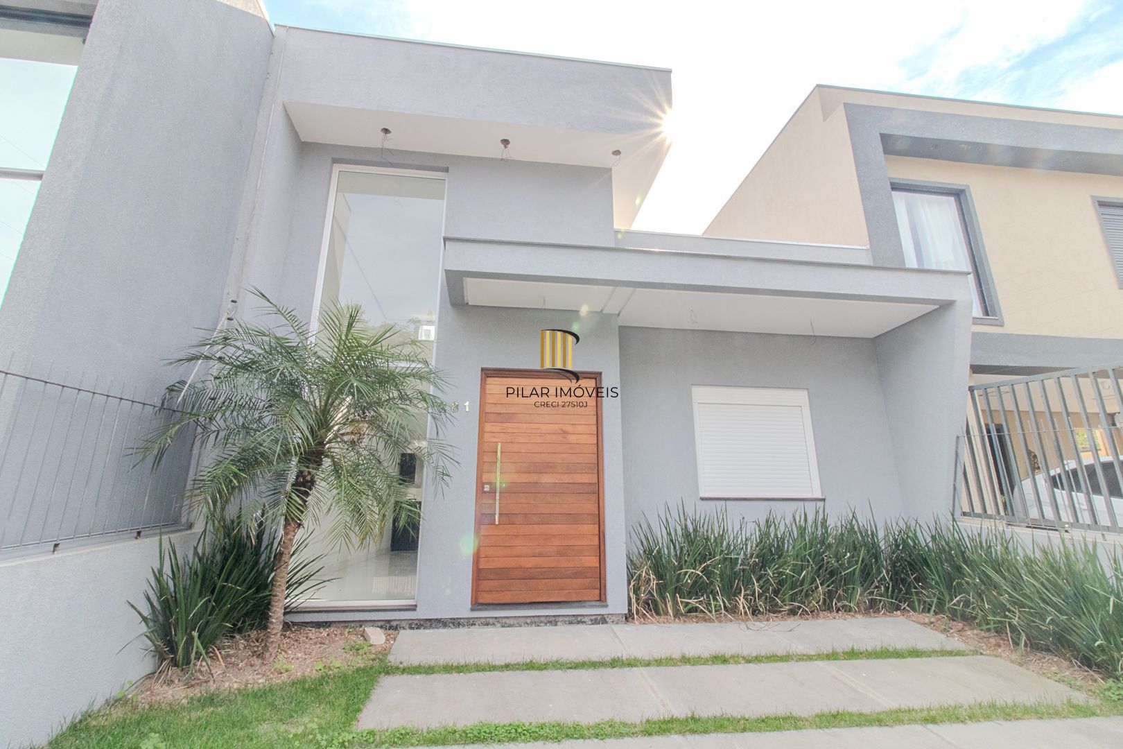 Venda de Casa Nova com Suíte, Churrasqueira e Garagem
