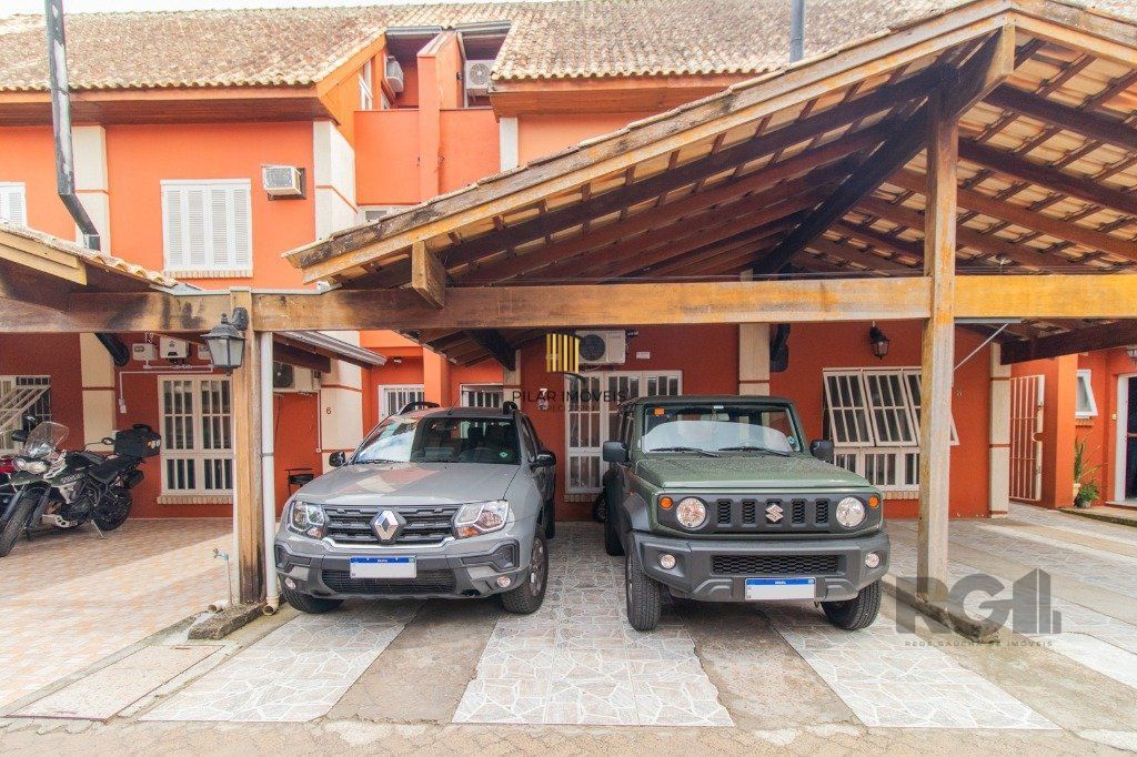 Casa em condoínio com 3 dormitorios, 2 suítes e  duas vagas de garaem no  bairroTeresópolis