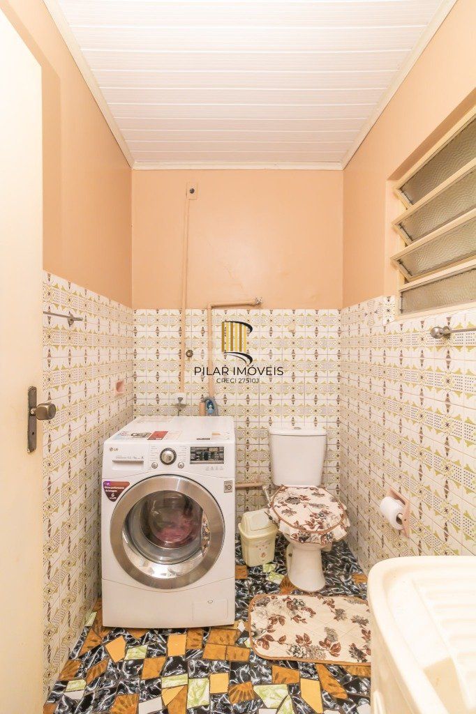 Casa de 289m² - 3 dormitórios, 1 suíte, 4 salas, churrasqueira, pátio e 4 vagas de garagem no bairro Partenon