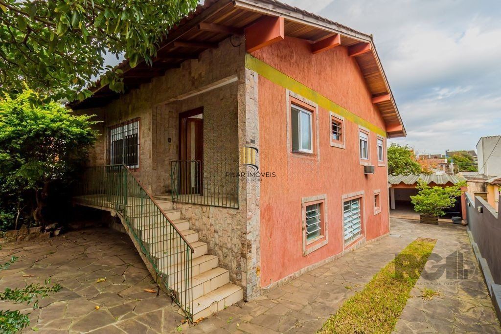 Casa de 4 dormitórios no bairro Espírito Santo