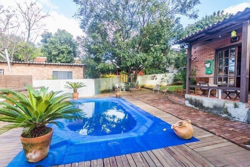CASA DE 2 DORMITÓRIOS, PISCINA, CHURRASQUEIRA E 2 VAGAS DE GARAGEM NO BAIRRO HÍPICA