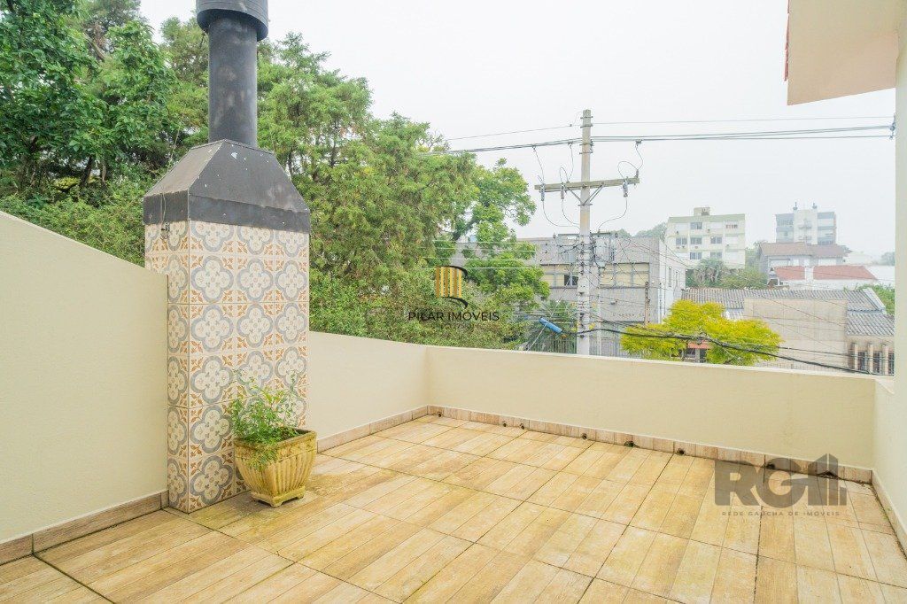 Casa de 214m² com 4 dormitórios, 1 suíte, piscina e 2 vagas no bairro Teresópolis