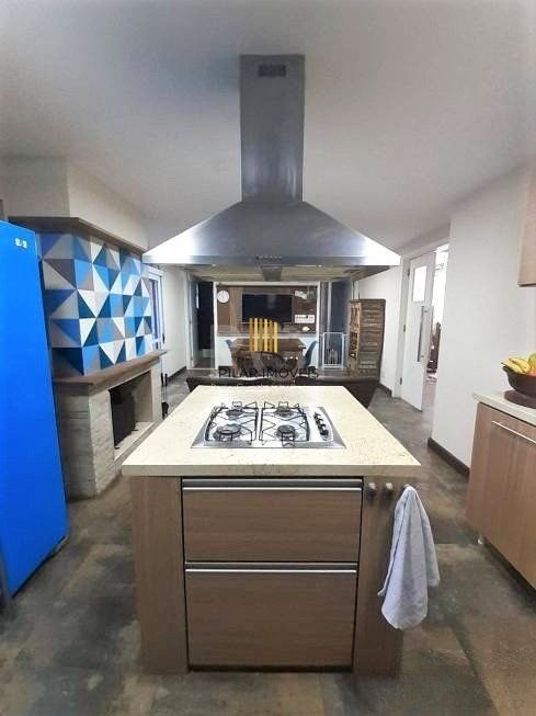 Casa com 233m², 2 dormitórios sendo 1 suíte, living com lareira, espaço gourmet com churrasqueira, pátio e 2 vagas de garagem no bairro Sarandi