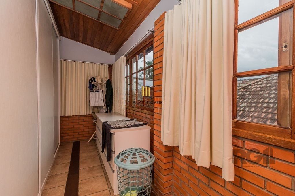 Impecável casa no bairro Medianeira. Living de 3 ambientes com lareira. Com 4 dormitórios sendo 1 suíte também com lareira. Ampla cozinha mobiliada e reformada. Dormitórios com armários fixos .