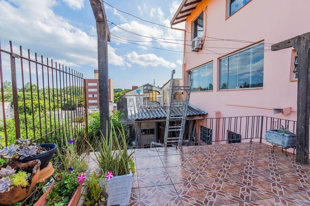 Casa de 6 dormitórios à venda No Bairro Jardim do Salso - Porto Alegre