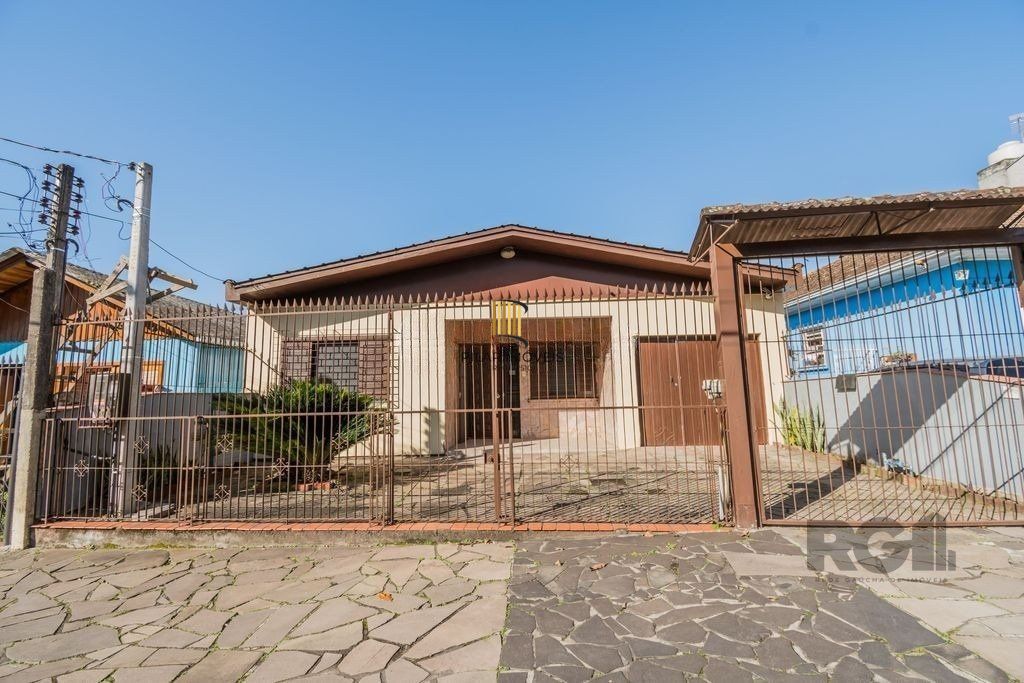 Casa de 159m² - 2 dormitórios, 3 vagas no bairro Rubem Berta