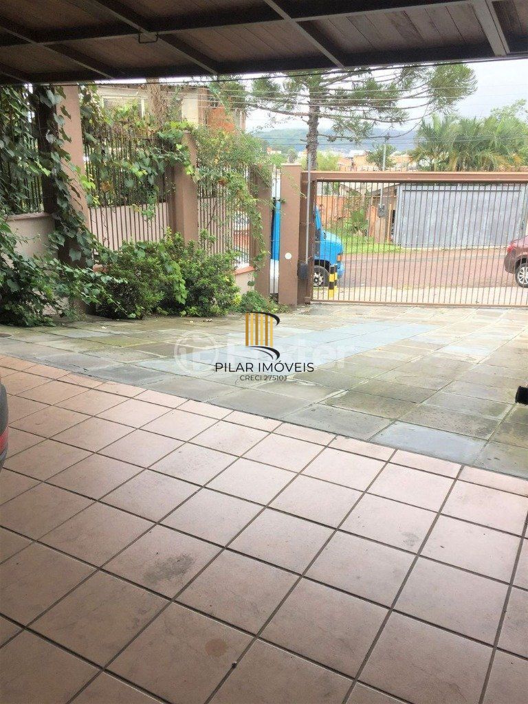 Casa de 270m² - 3 dormitórios, 1 suíte, churrasqueira, pátio e 3 vagas de garagem