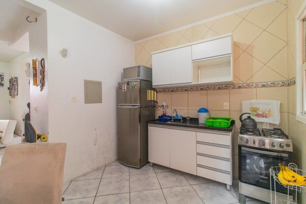 Casa em condoínio com 3 dormitorios, 2 suítes e  duas vagas de garaem no  bairroTeresópolis